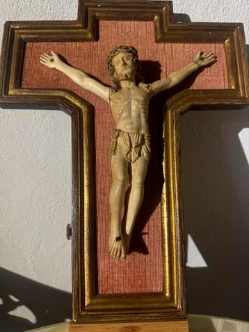 antiek kruis met gekruisigde Jezus. beschikbaar voor biedingen