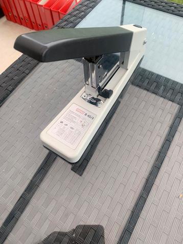 Nietjesmachine beschikbaar voor biedingen