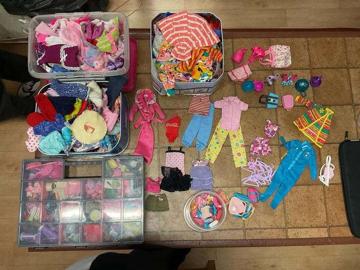 Barbie kleren en accessoires, Kinderen en Baby's, Speelgoed | Poppen, Gebruikt, Barbie, Ophalen of Verzenden