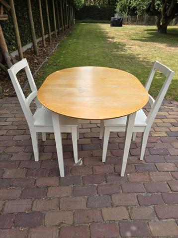 Uitschuiftafel met 2 stoelen voor binnen beschikbaar voor biedingen