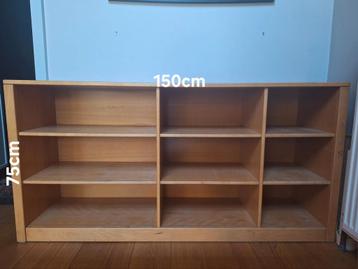Stevige, houten kast van degelijk materiaal! beschikbaar voor biedingen