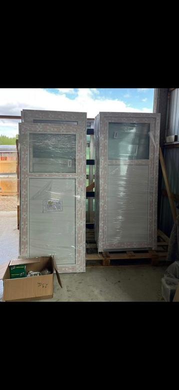NIUWE PVC DEUREN beschikbaar voor biedingen