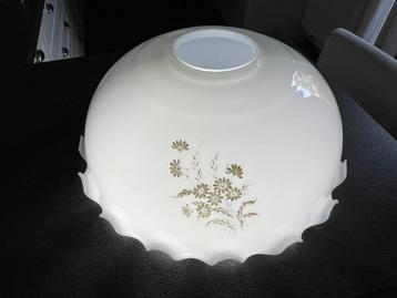 Witte lampenkap met geschulpte randen - opaline. beschikbaar voor biedingen
