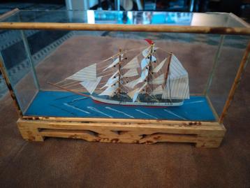 Model zeilboten in glazen flessen of glazen doos., Enlèvement, Utilisé, 1:200 ou moins