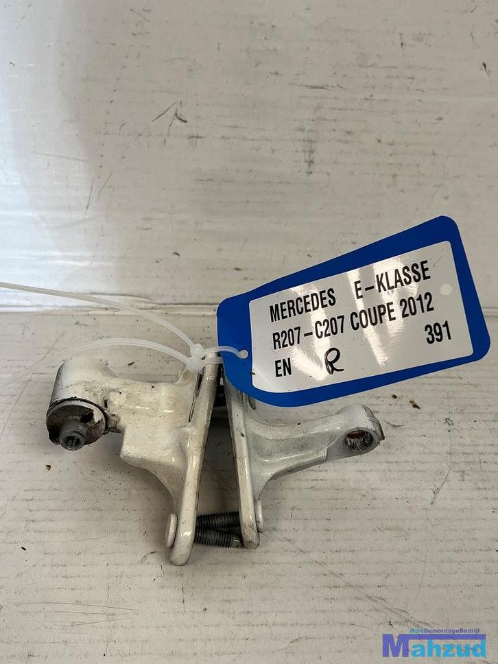 MERCEDES E klasse coupe C207 deur rechts scharnier 2009-2016, Auto-onderdelen, Carrosserie, Mercedes-Benz, Gebruikt, Ophalen of Verzenden