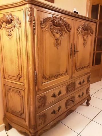 Armoire en chêne massif disponible aux enchères