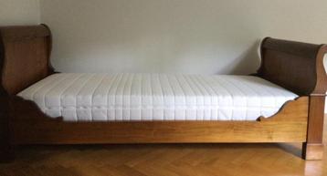 Eénpersoonbed, Lotoflex bodem, matras en nachtkastje beschikbaar voor biedingen