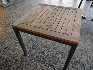 Tuintafel beschikbaar voor biedingen