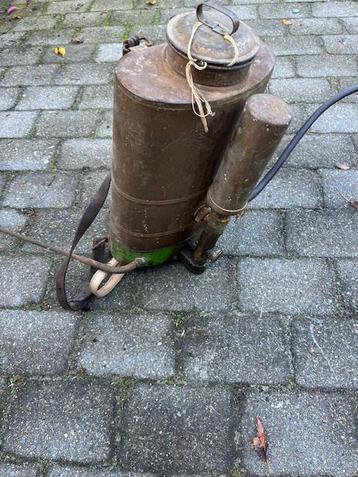 Vintage koperen rugsproeier beschikbaar voor biedingen