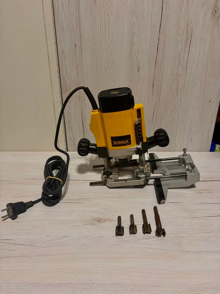 Défonceuse DeWalt DWE615 – 1000W, Doe-het-zelf en Bouw, Gereedschap | Freesmachines, Zo goed als nieuw, Ophalen