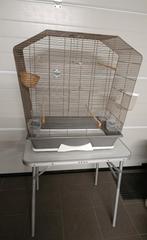 Grote vogelkooi met tafeltje, Animaux & Accessoires, Oiseaux | Cages & Volières, Enlèvement, Cage à oiseaux