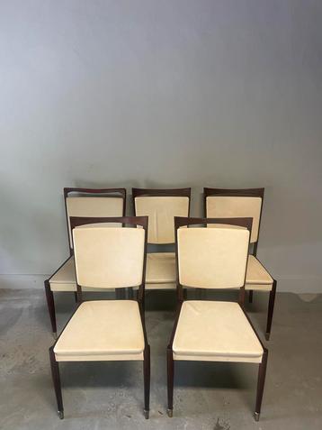 Vintage stoelen met witte bekleding 