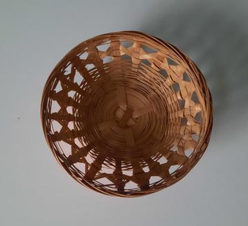 Rieten opbergmandje  beschikbaar voor biedingen