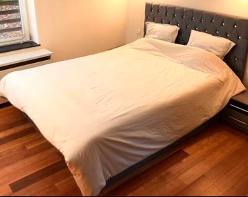 À SAISIR Lit FLORYA + 2 tables de nuit Etat  NEUF-Lit d’Ami beschikbaar voor biedingen