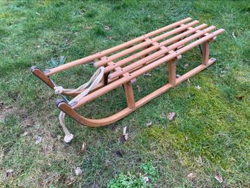 Houten slee beschikbaar voor biedingen