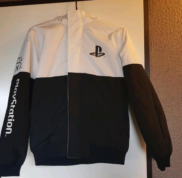 PlayStation jas zo goed als nieuw, Kinderen en Baby's, Kinderkleding | Maat 152, Zo goed als nieuw, Jas, Ophalen