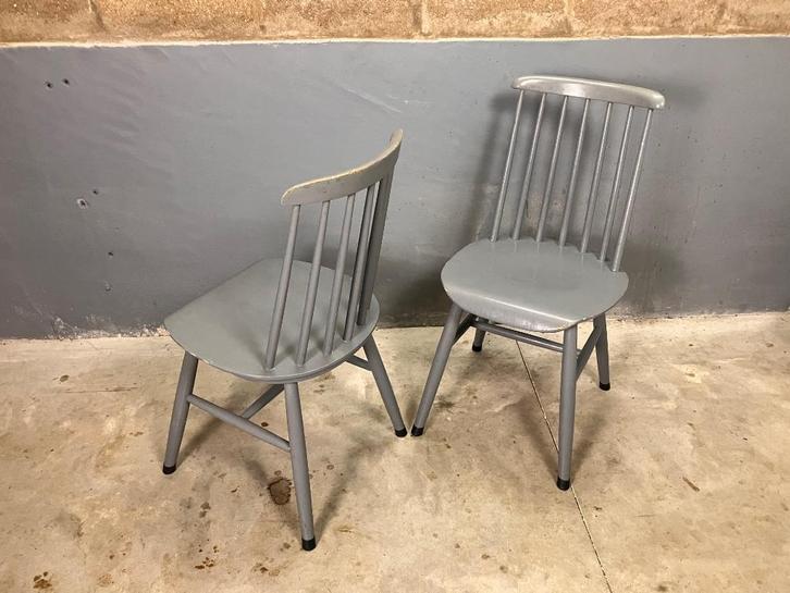 Twee vintage brocante spijlenstoel Tapiovaara Fanett Pastoe, Huis en Inrichting, Stoelen, Gebruikt, Twee, Hout, Grijs, Ophalen