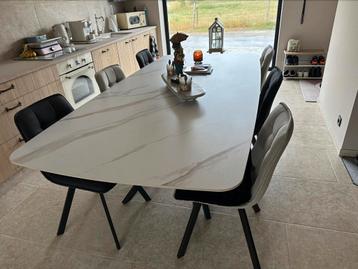 Nieuwe tafel plus stoelen plus salontafel beschikbaar voor biedingen