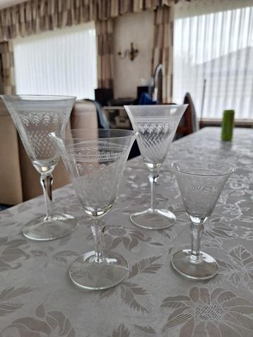 Elegant 12-delig geëtst glasservies – vintage uitstraling beschikbaar voor biedingen