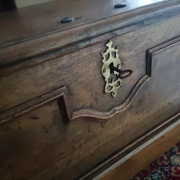 Houten kist met slot beschikbaar voor biedingen