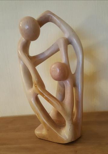abstracte sculptuur van gepolijste Tabaka-steen beschikbaar voor biedingen