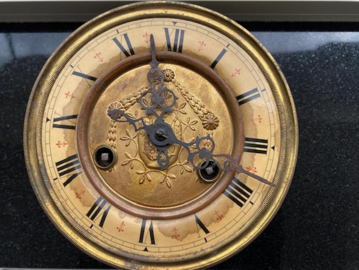 Antieke koperen klok met raderwerk en tandwielen, Antiek en Kunst, Antiek | Klokken, Ophalen of Verzenden