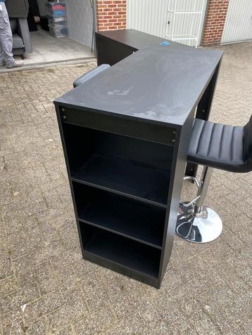 Hoge eettafel met 2 barkrukken beschikbaar voor biedingen