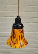hanglampje geel gedecoreerd glas, bakeliet, textieldraad, Antiek en Kunst, Antiek | Verlichting, Ophalen of Verzenden
