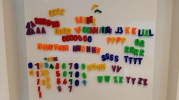 Magnetische letters en cijfers beschikbaar voor biedingen