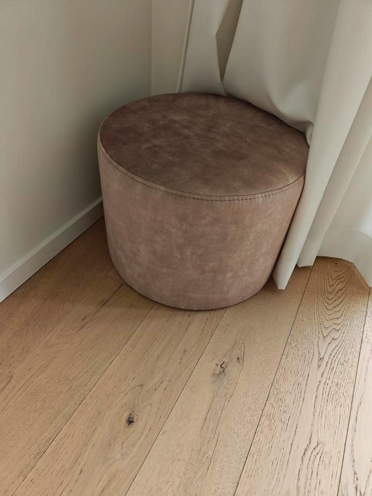 Velvet poef Beau taupe, Huis en Inrichting, Zetels | Voetbanken en poefs, Zo goed als nieuw, Ophalen