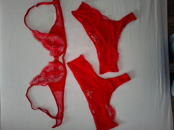 Rouge Gorge lingerieset beschikbaar voor biedingen