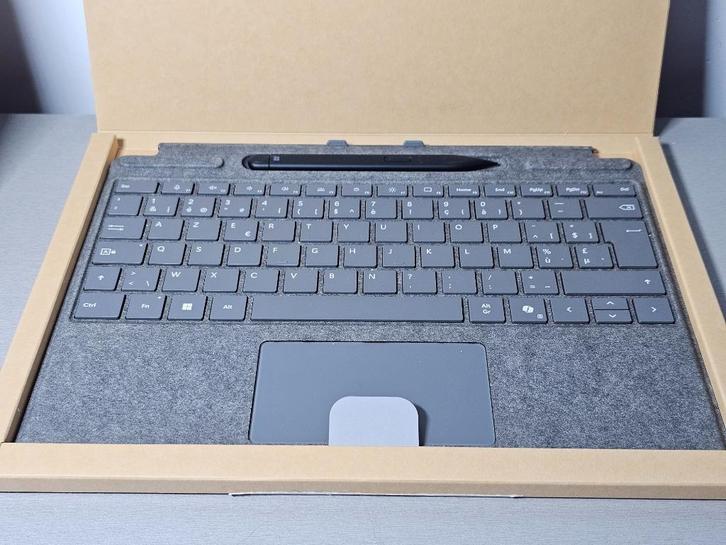 Microsoft Surface Pro Type cover en Sim pen Nieuw!, Computers en Software, Windows Laptops, Nieuw, Azerty, Ophalen of Verzenden