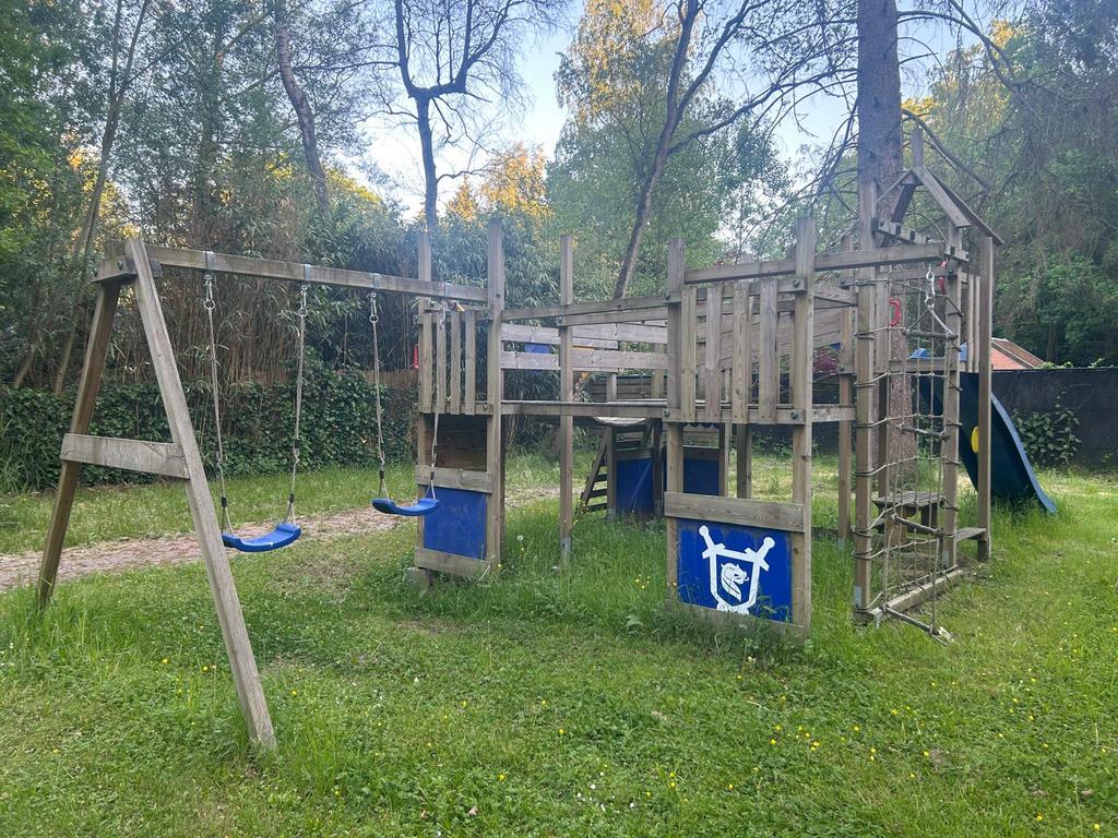 Speeltoestel met schommels en glijbaan, Enfants & Bébés, Jouets | Extérieur | Aires de jeux, Comme neuf, Toboggan, Filet à grimper