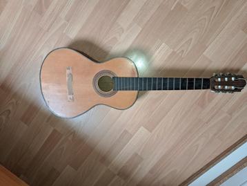 Klassieke gitaar beschikbaar voor biedingen