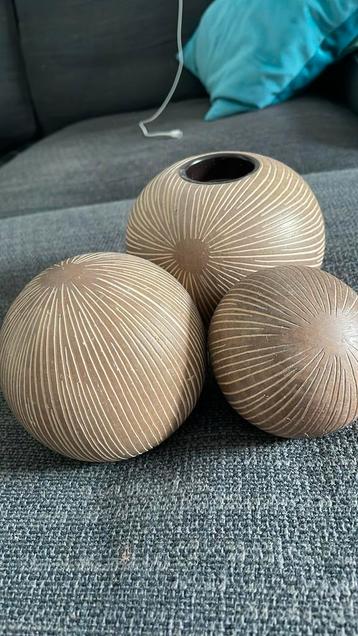 3 boules imitation bois dont une peut contenir une bougie 