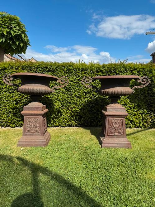 Identiek koppel gietijzeren tuinvazen, Tuin en Terras, Tuinvazen, Gebruikt, Ophalen