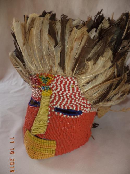 Masker met parelwerk en pluimen, Antiek en Kunst, Kunst | Niet-Westerse kunst, Ophalen