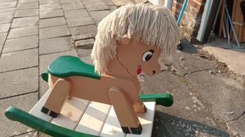 Houten hobbelpaardje beschikbaar voor biedingen