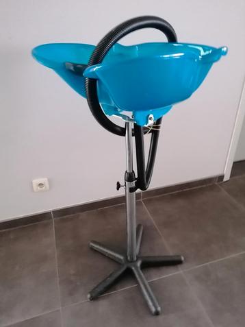 Wasbak voor haar, zoals bij kappers.  beschikbaar voor biedingen