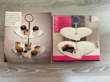 2 hartvormige etagere' s  porselein en glas  beschikbaar voor biedingen