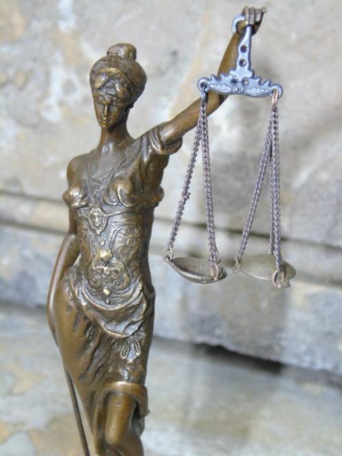 Vrouwe of vrouwelijke justitie in brons gesigneerd op marmer, Antiek en Kunst, Antiek | Brons en Koper, Brons, Ophalen