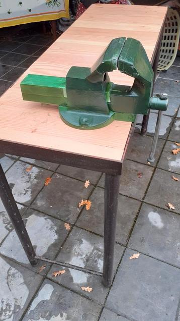 Bankvijs en werktafel  beschikbaar voor biedingen