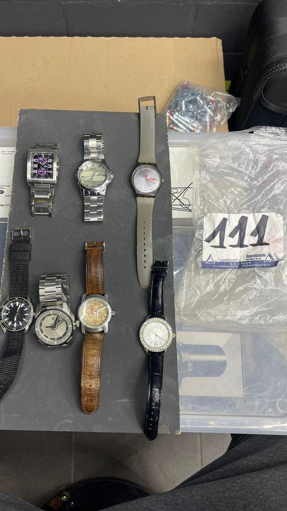 Lot (111) zeldzame horloges uit de vintage- en hedendaagse, Handtassen en Accessoires, Horloges | Antiek, Ophalen of Verzenden