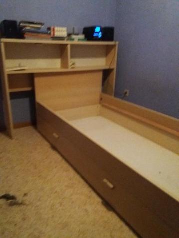 Bed ,bureau en bureaustoel beschikbaar voor biedingen