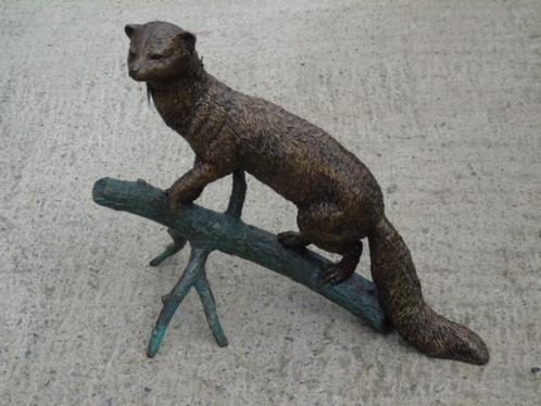 Beeld een wezel op een tak in gepatineerd brons., Tuin en Terras, Tuinbeelden, Nieuw, Dierenbeeld, Overige materialen, Ophalen