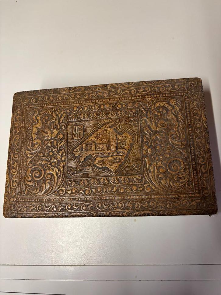 Oude sigarettensigarendoos van hout en leer - Mallorca, Verzamelen, Rookartikelen, Aanstekers en Luciferdoosjes, Gebruikt, Luciferdoosjes of -merken