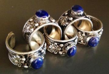 Tibetaans zilveren ring met Lapis Lazuli en Lotus, Handtassen en Accessoires, Ringen, Blauw, Nieuw, Ophalen of Verzenden, Met edelsteen