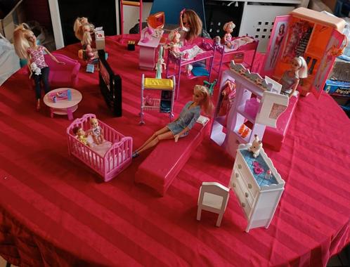 Gros lot de Barbie, Enfants & Bébés, Jouets | Poupées, Barbie, Enlèvement ou Envoi