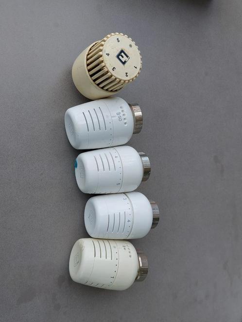 5 thermostatische radiatorkranen, Doe-het-zelf en Bouw, Thermostaten, Gebruikt, Ophalen