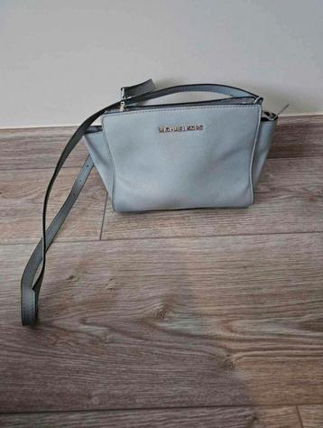 Michael kors crossbody disponible aux enchères